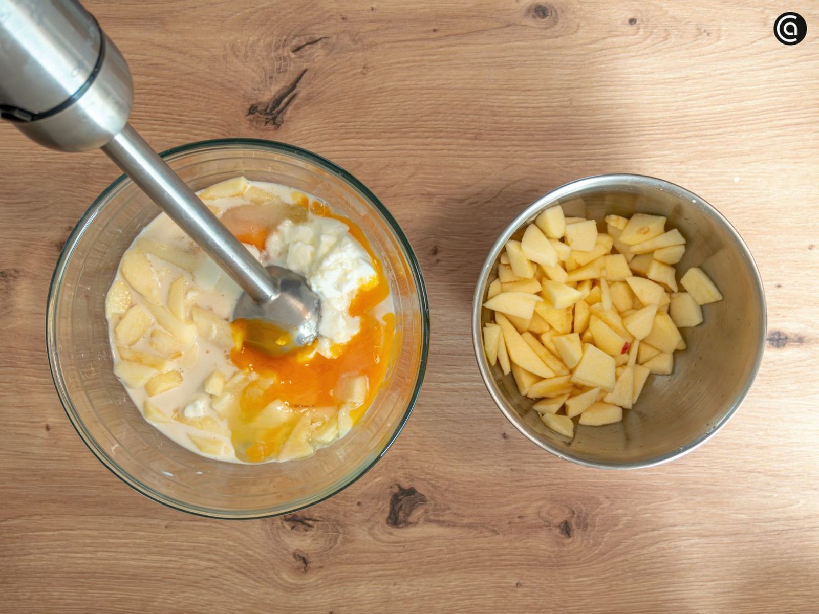 Corta las manzanas en trozos y tritura junto con el resto de ingredientes