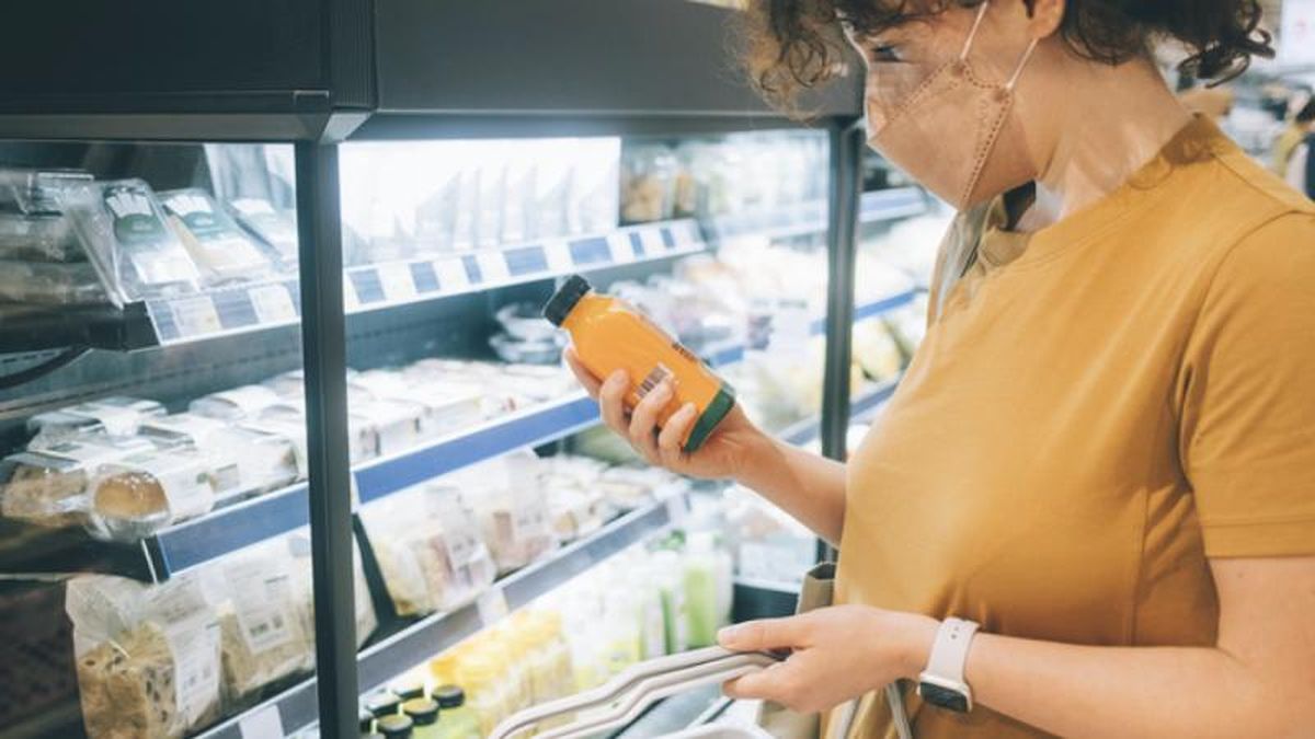 Mujer eligiendo producto en el supermercado