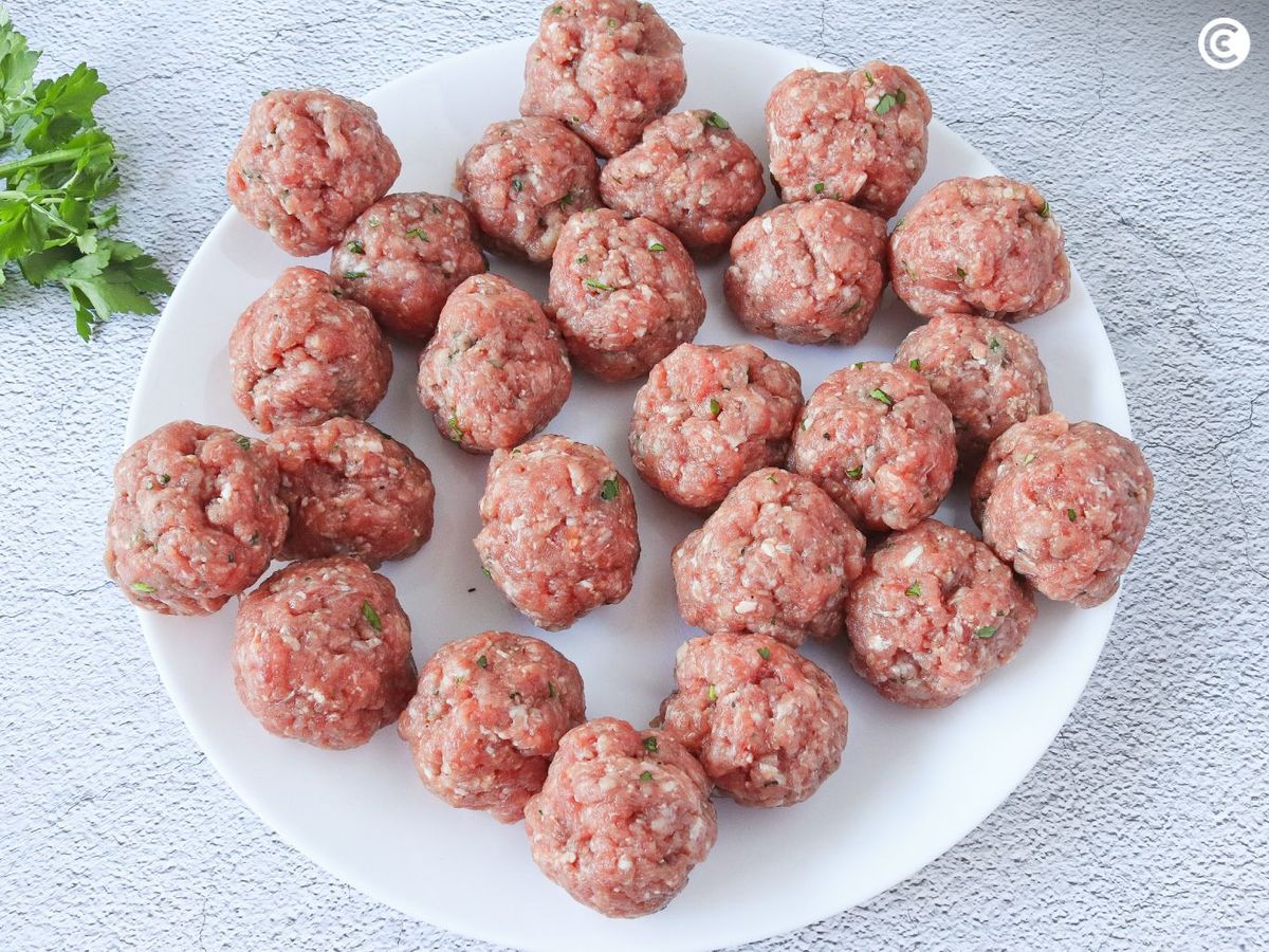 Formar bolas para hacer albóndigas en salsa de la abuela