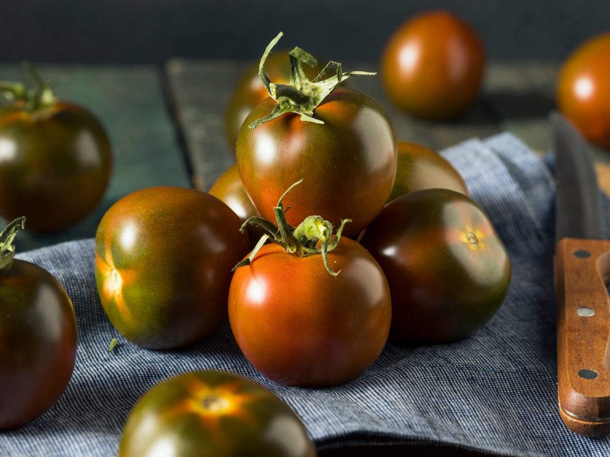 El kumato se reconoce por su color oscuro y su sabor más dulce, una variedad muy utilizada en ensaladas