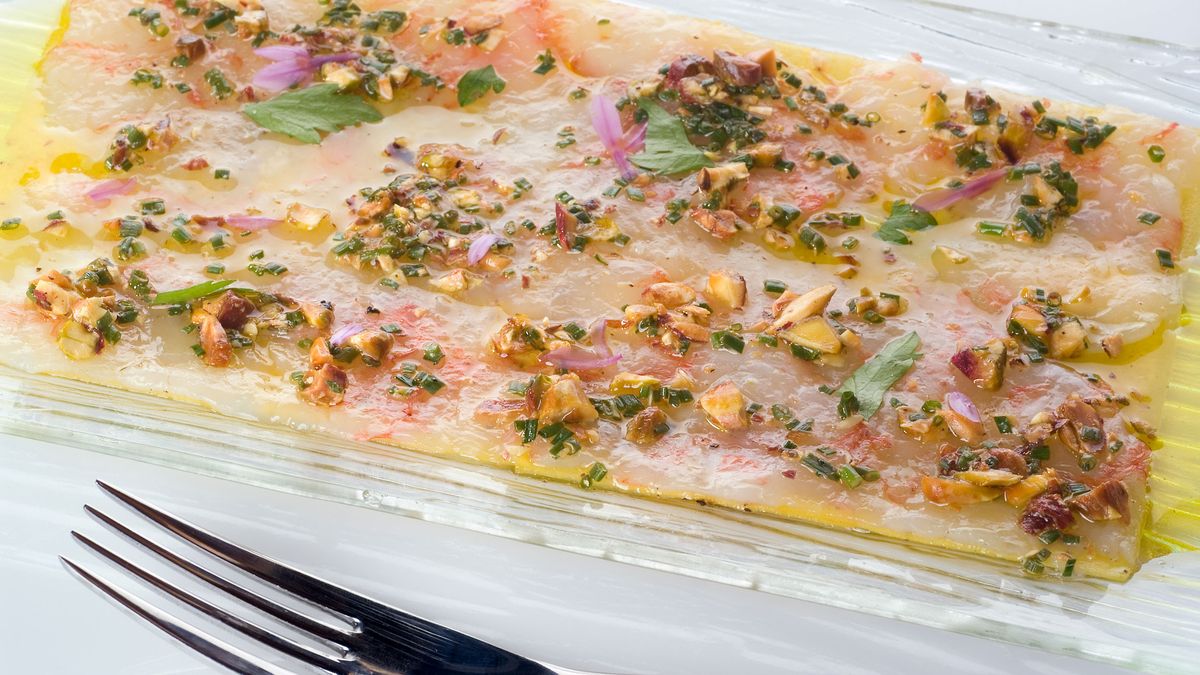 Carpaccio de gambas y melocotón con vinagreta de pistachos