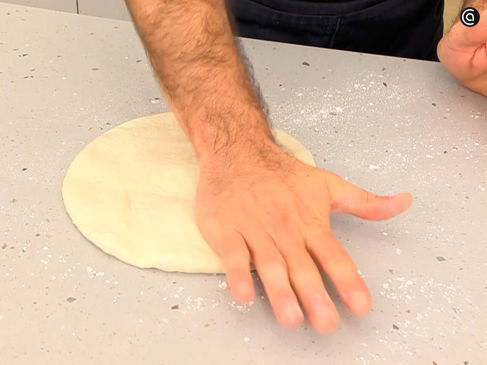 Presiona la masa con la mano Presiona la masa con la mano