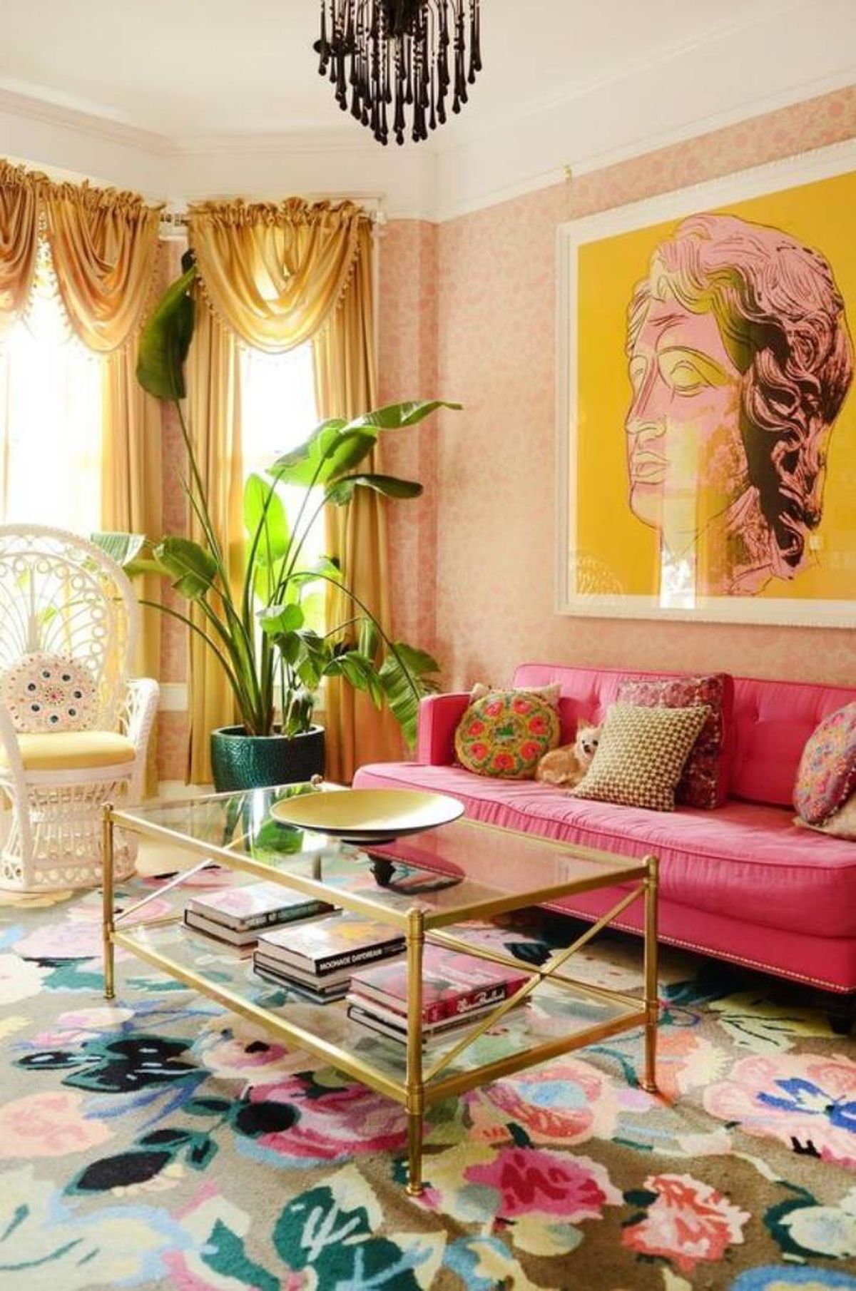 Salón colorido de estilo maximalista.