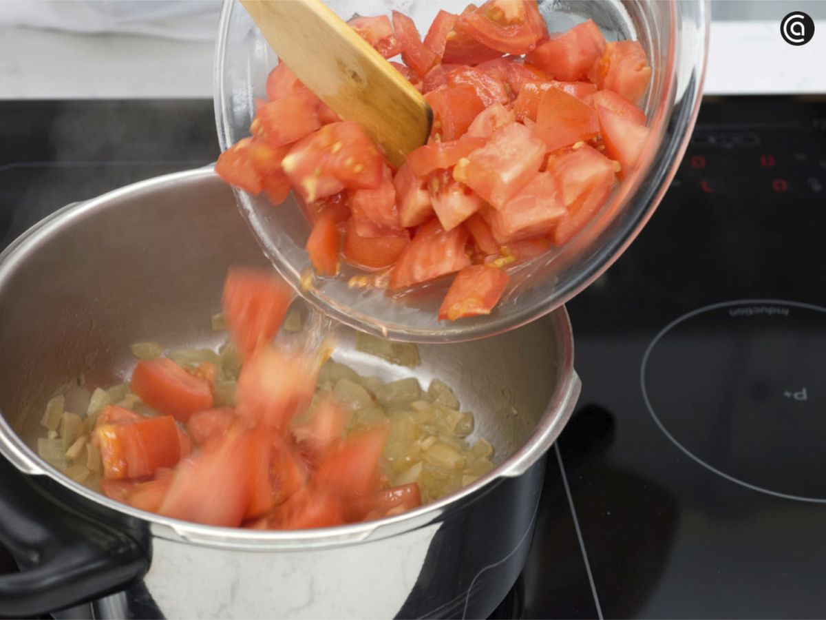 Añade los tomates picados a la olla