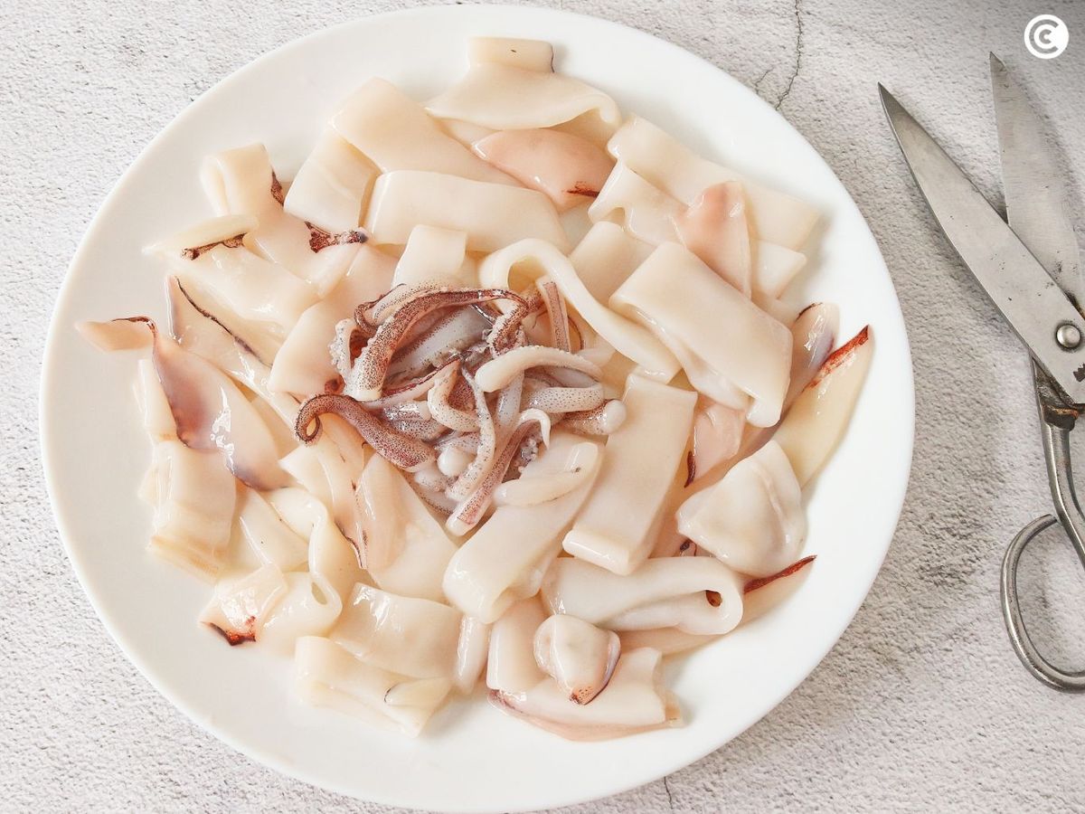 Cortar los calamares para hacer las rabas