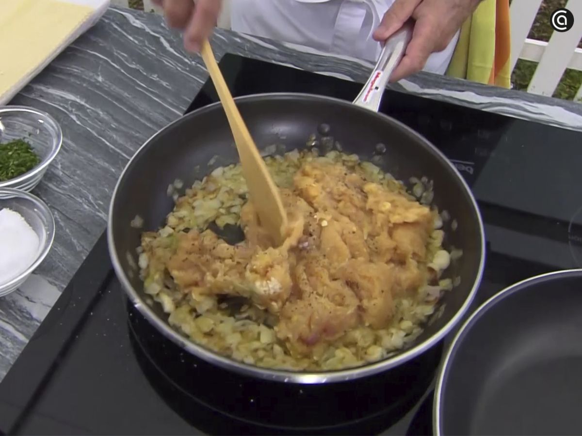 Rehoga el pollo con las verduras