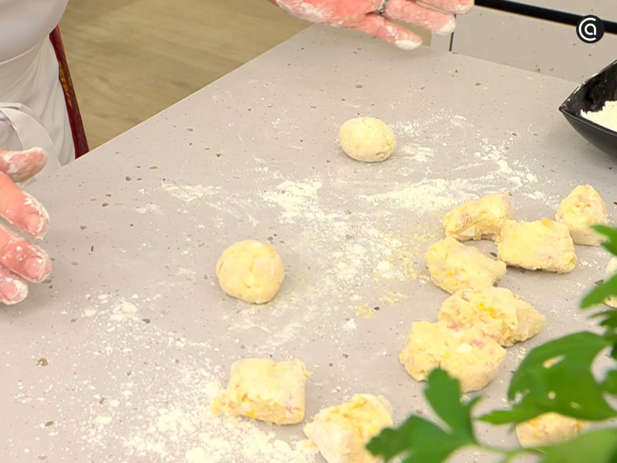 Las croquetas se forman y se rebozan justo antes de freírlas.