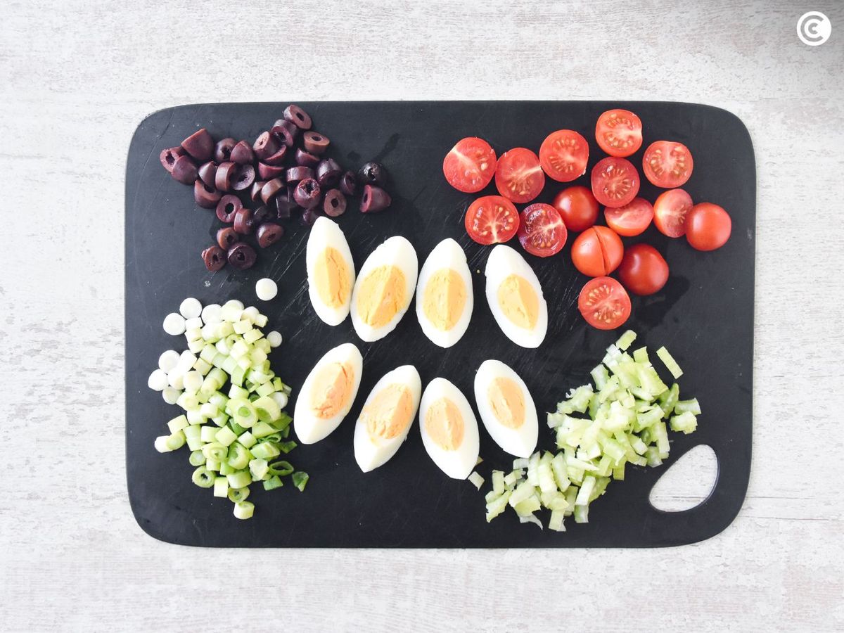 Preparar todos los ingredientes de la ensalada de lentejas y atún