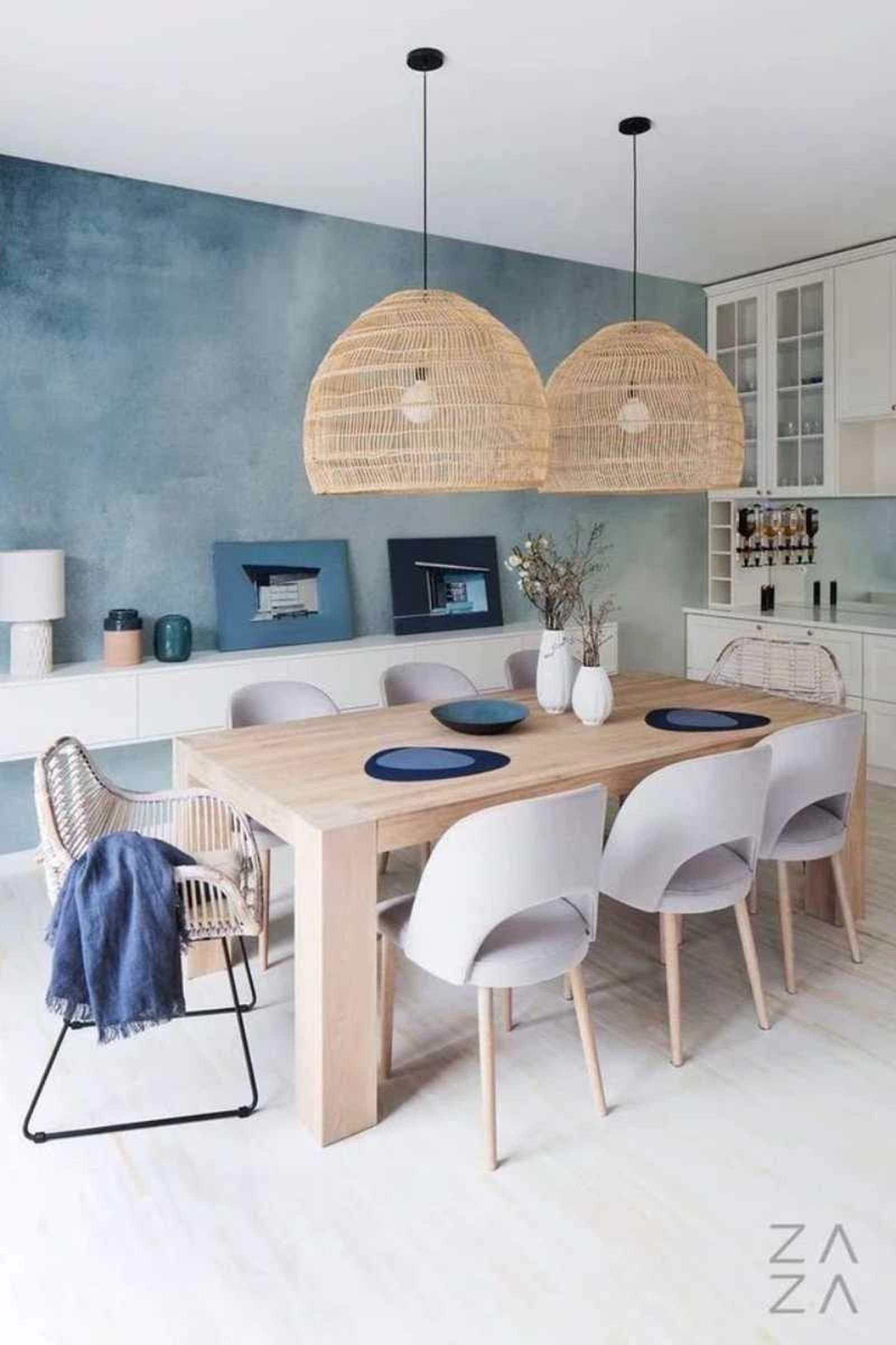 Comedor con pared de efecto ombré en tonos azules.
