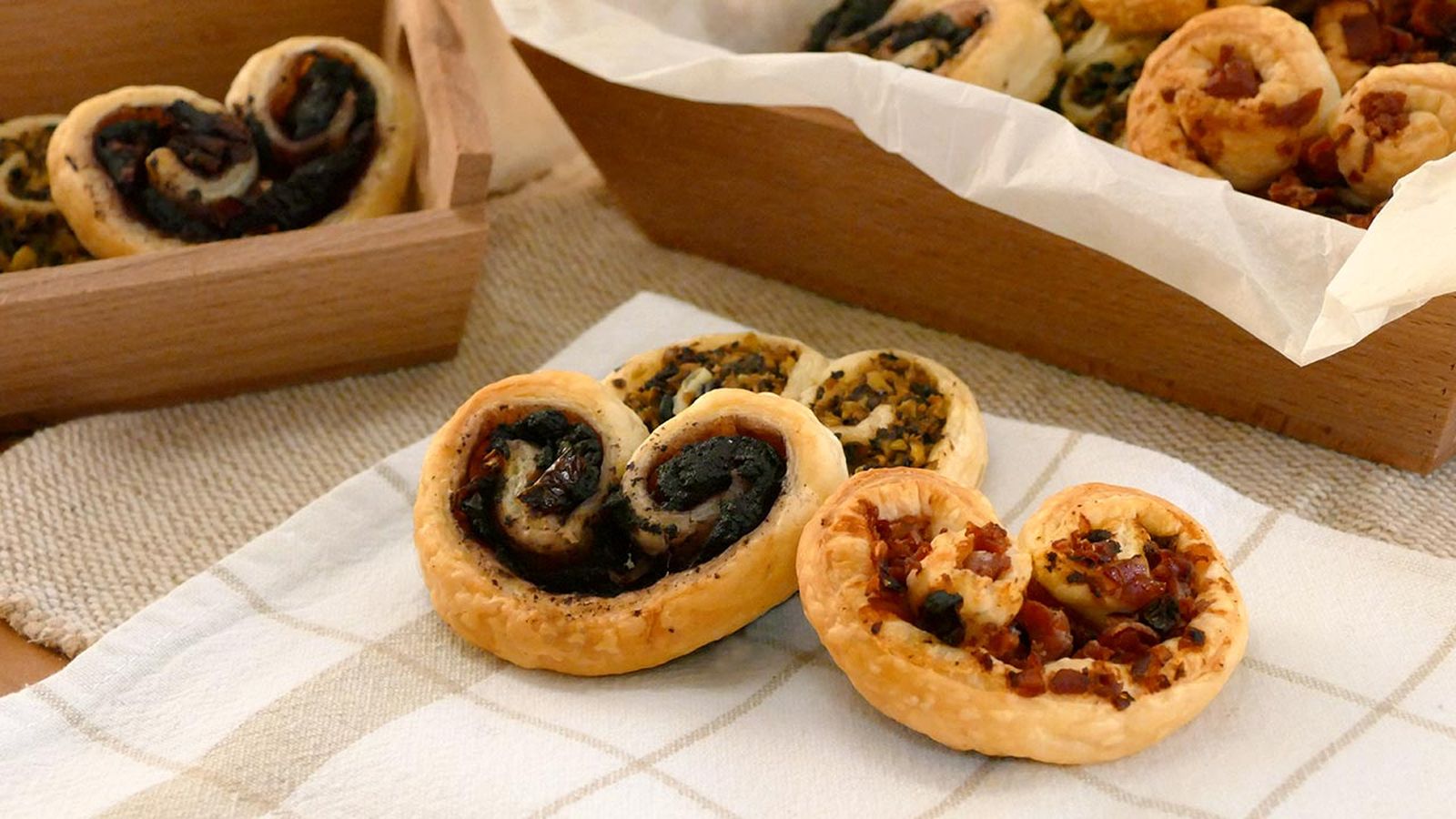 Palmeritas de hojaldre saladas (aceitunas, paté de aceitunas y jamón con tomate)