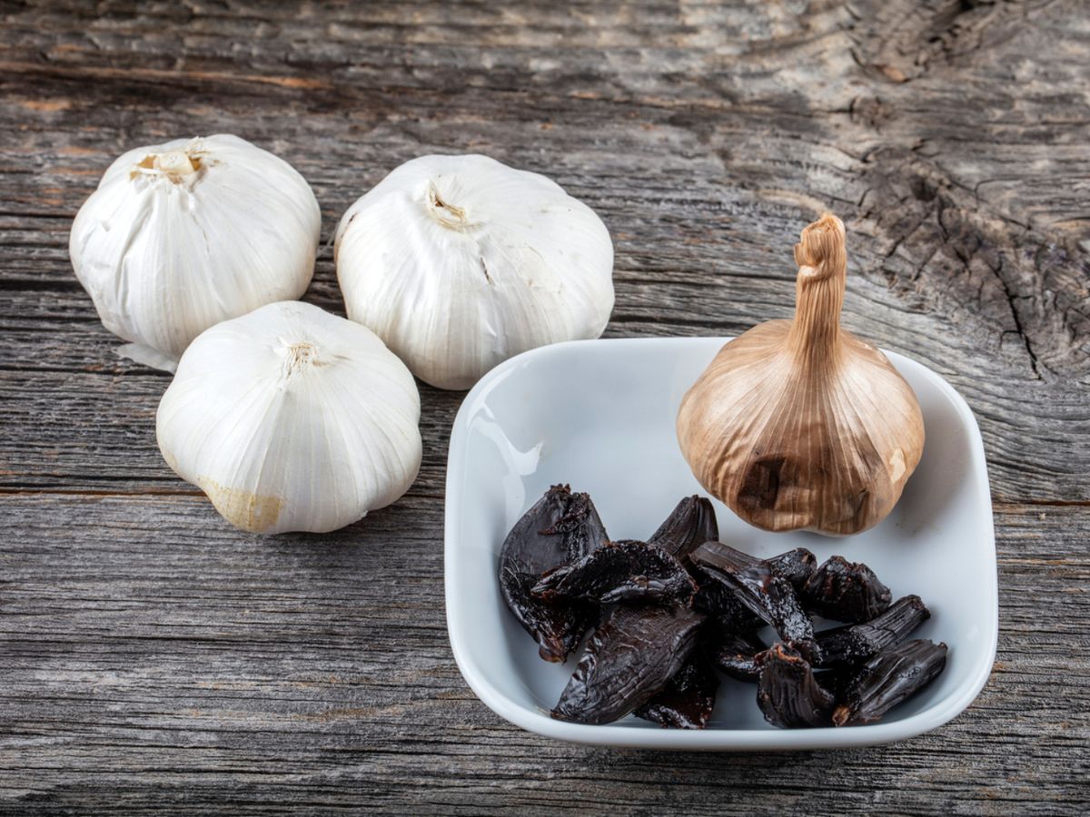 Del ajo fresco al ajo negro: un cambio de color, textura y propiedades tras semanas de maduración controlada.