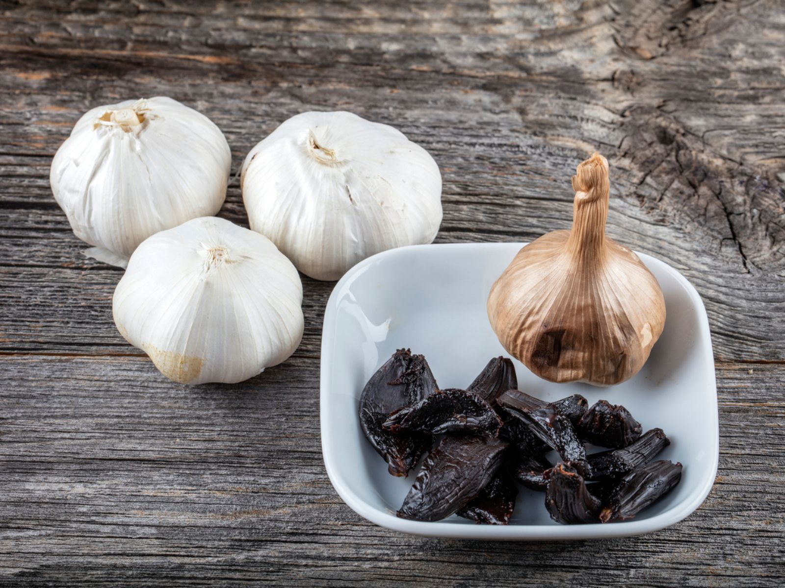 Del ajo fresco al ajo negro: un cambio de color, textura y propiedades tras semanas de maduración controlada. Del ajo fresco al ajo negro: un cambio de color, textura y propiedades tras semanas de maduración controlada.