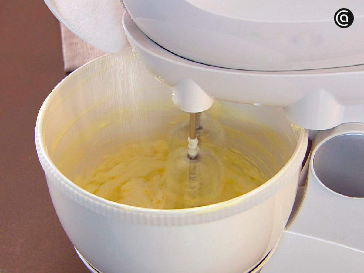 Prepara la masa del bizcocho en la batidora amsadora