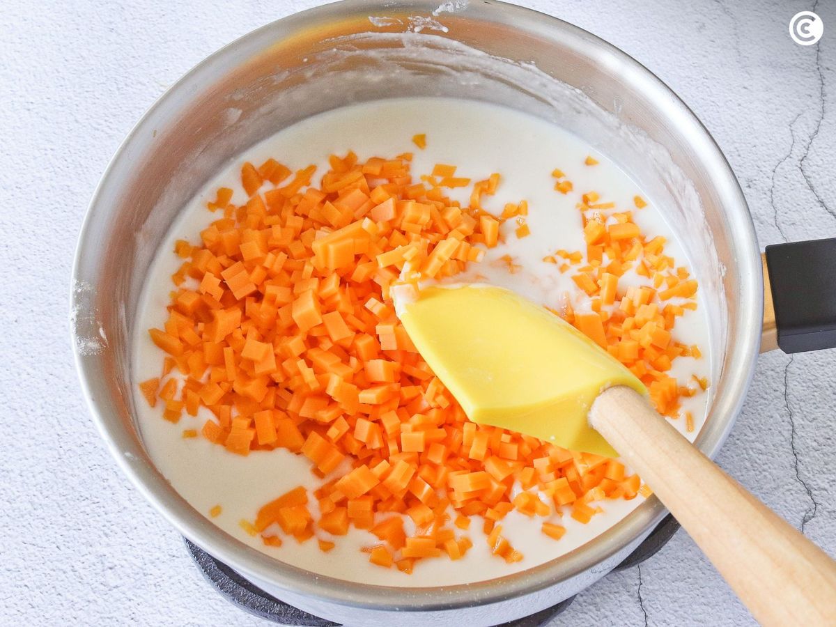 Agregar queso a la bechamel para nachos