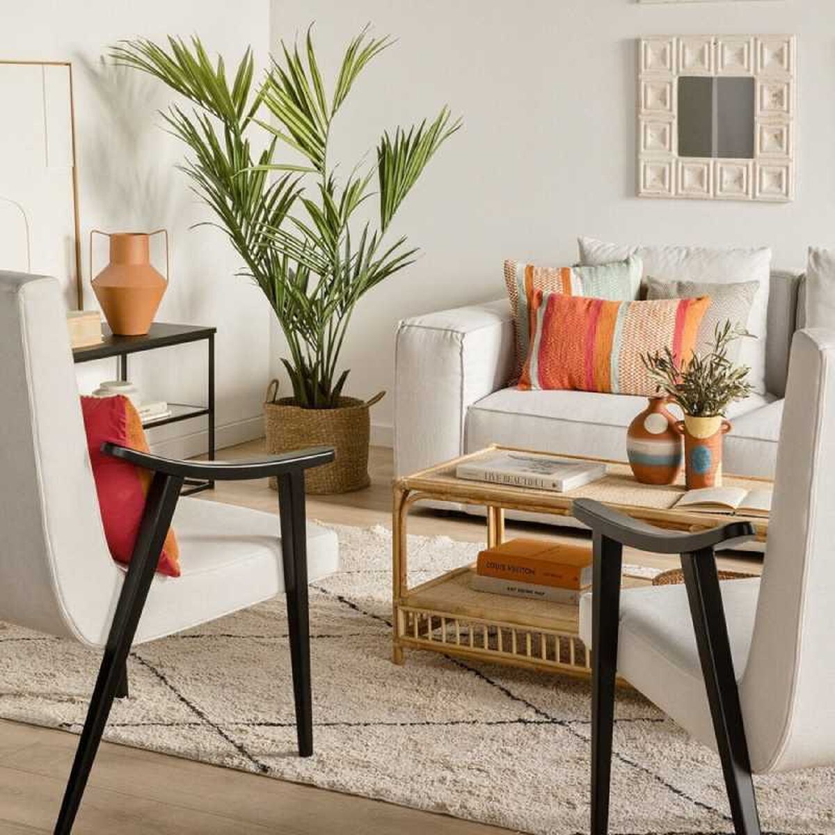 Salón moderno con cojines coloridos