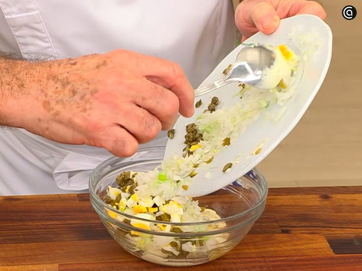 Mezcla todos los ingredientes para hacer la salsa tártara