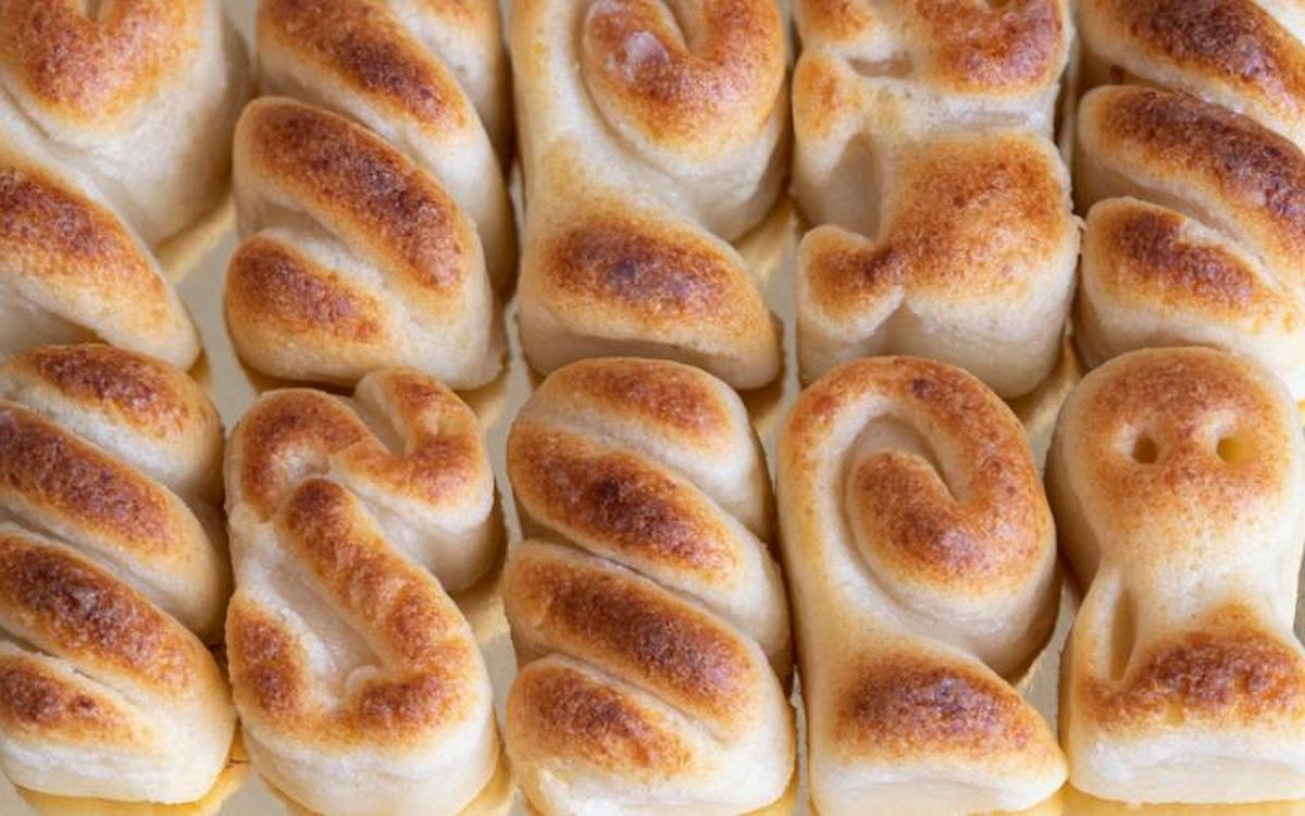 El mazapán tradicional se elabora con dos ingredientes principales: almendras molidas y azúcar.