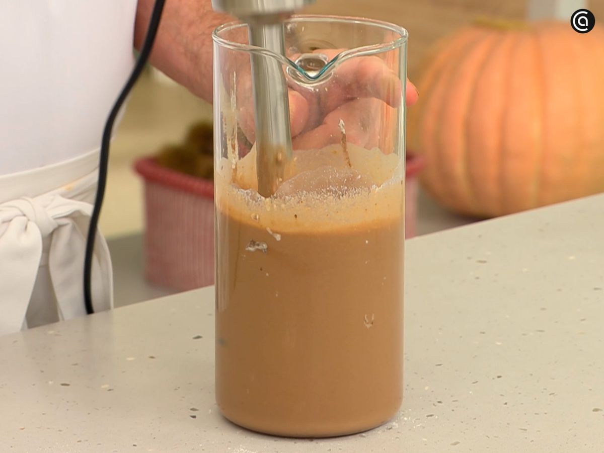 Tritura todos los ingredientes para conseguir una masa de chocolate homogénea