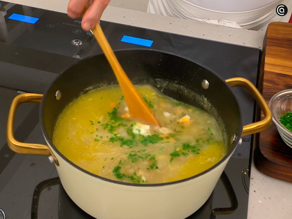 Echa el huevo cocido y el perejil picado, y mezcla suavemente