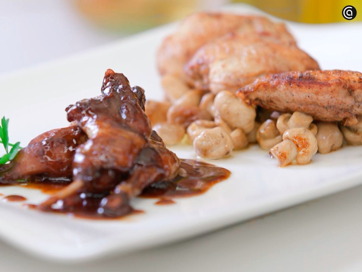 Sirve las codornices con su salsa y las setas de primavera, y decora con perejil