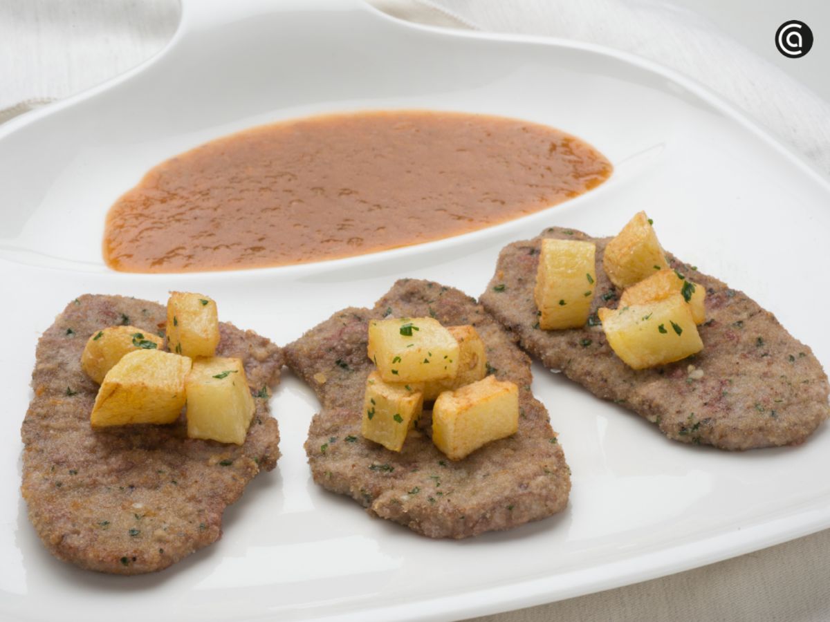 Salsa española de sabor intenso, cocinada a fuego lento para realzar carnes, asados y albóndigas.