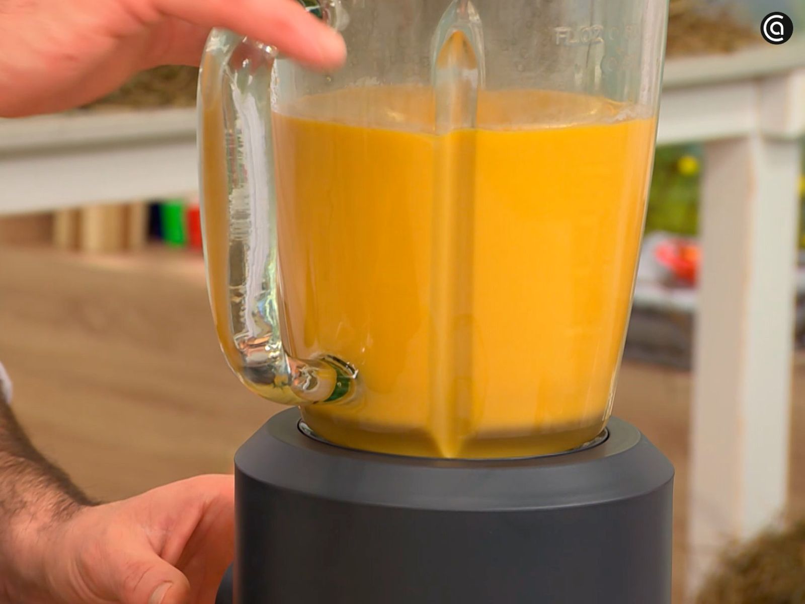 Pasa las verduras por la batidora con leche de coco hasta obtener una crema