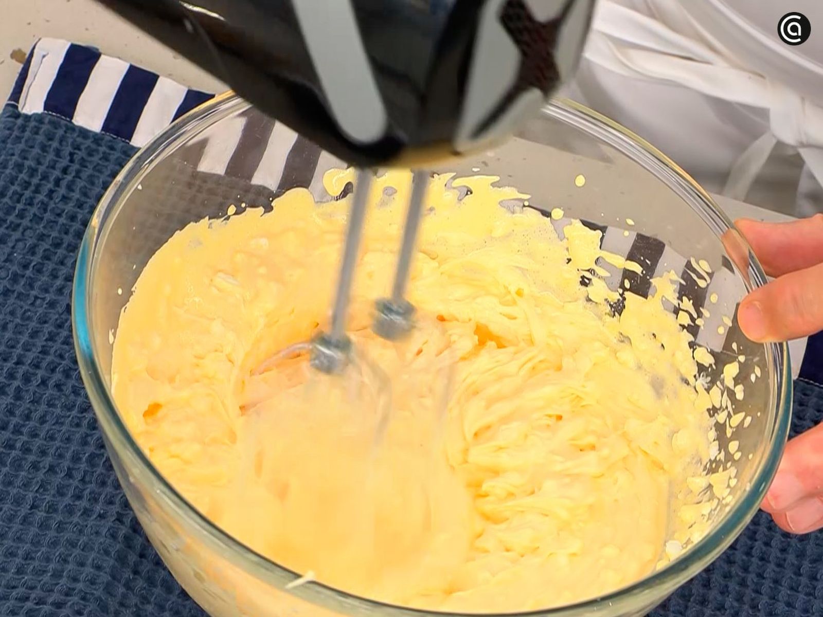 Añade el queso mascarpone y mezcla hasta obtener una crema homogénea