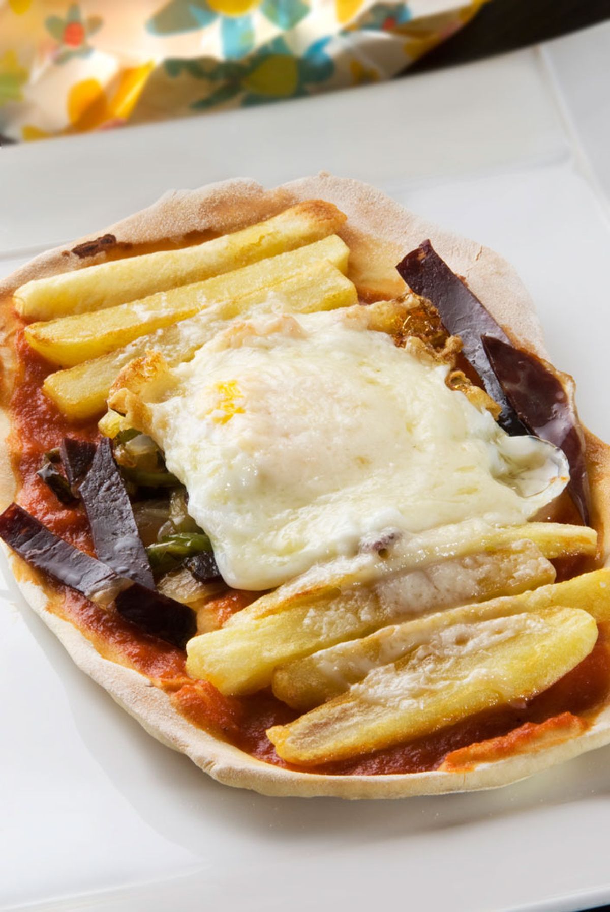 Pizza individual de cecina con huevo