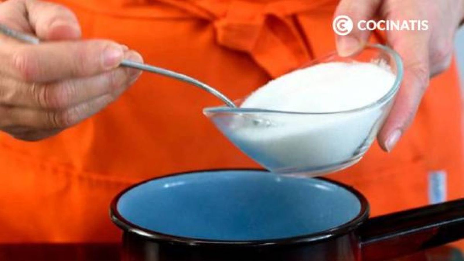 Disuelve el azúcar en agua Receta de napolitanas de chocolate paso 1