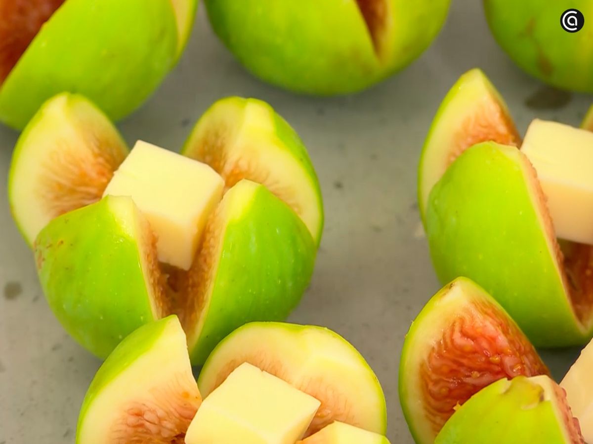 Abre los higos en cruz y rellena con un dado de mantequilla