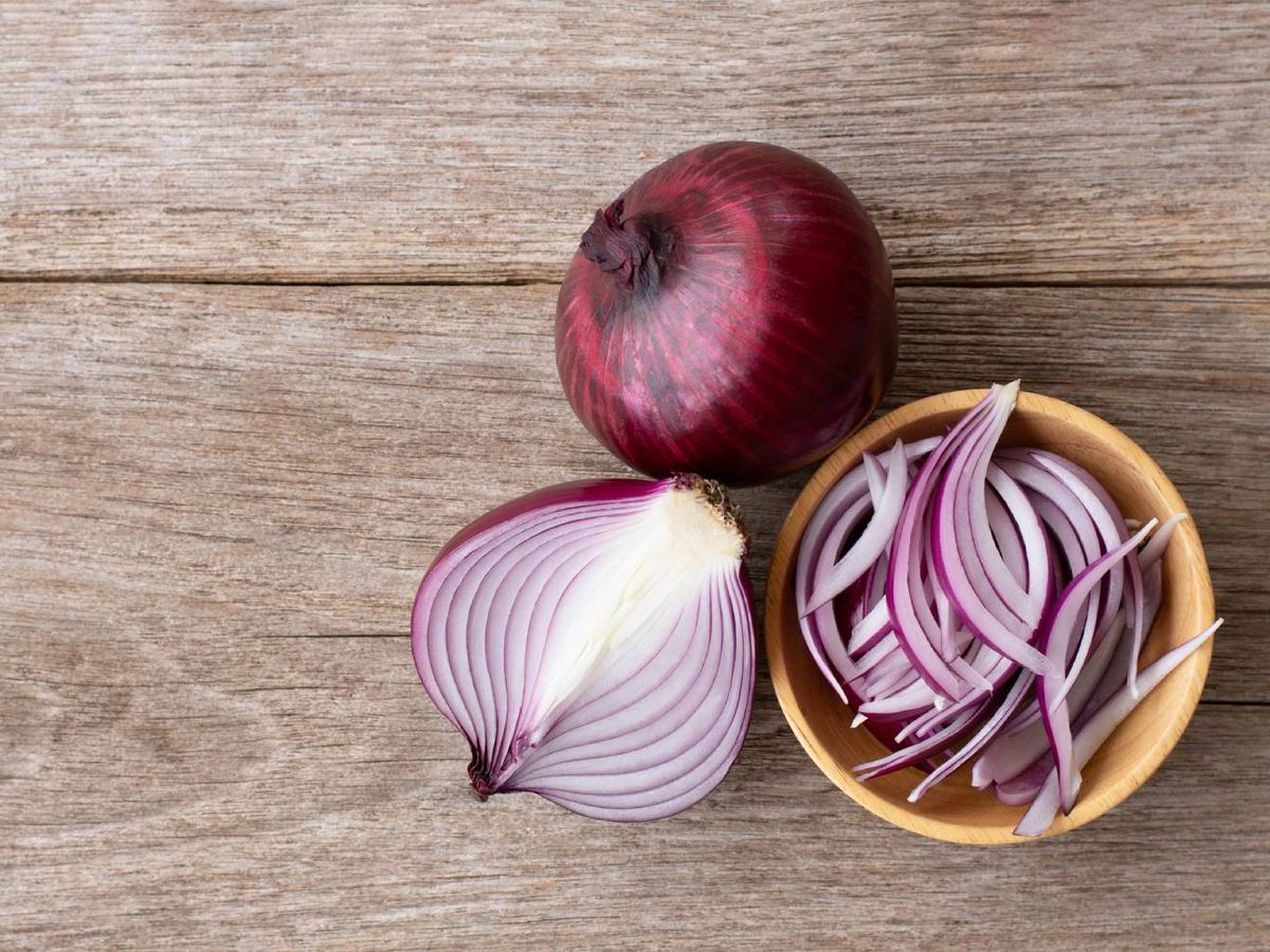 La cebolla morada es una opción ideal para ensaladas o encurtidos.