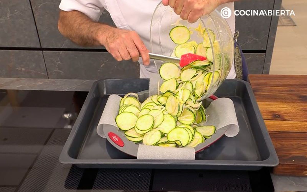 Cubre el molde con la mezcla, harina y queso parmesano