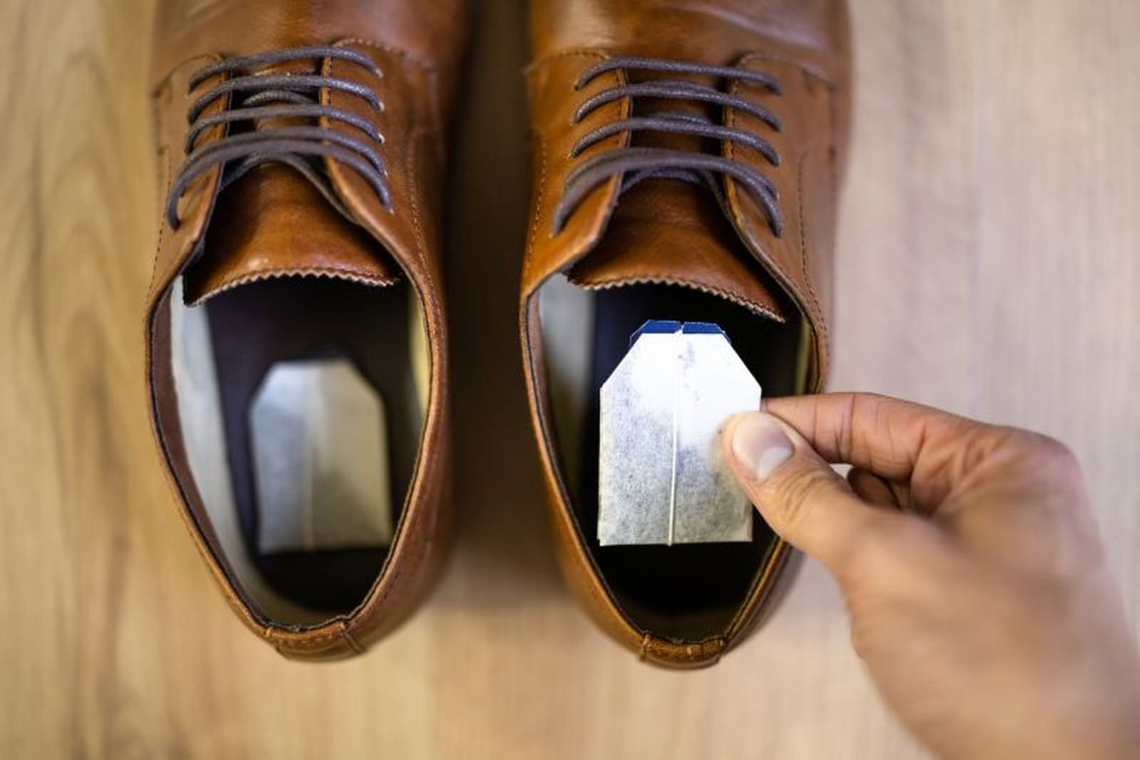 Las bolsitas de té secas absorben la humedad que propicia el mal olor en los zapatos Las bolsitas de té secas absorben la humedad que propicia el mal olor en los zapatos