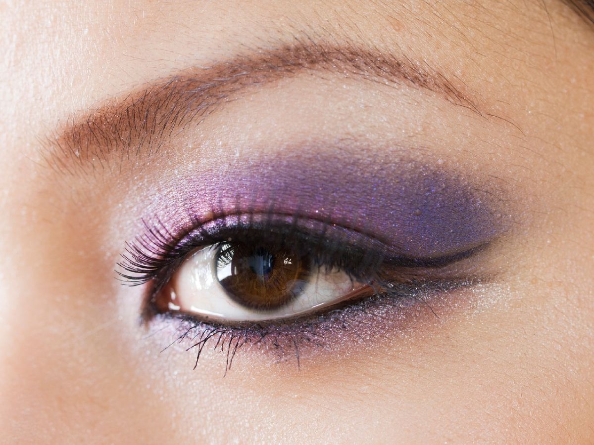 El el púrpura y el azul intenso creas un contraste llamativo