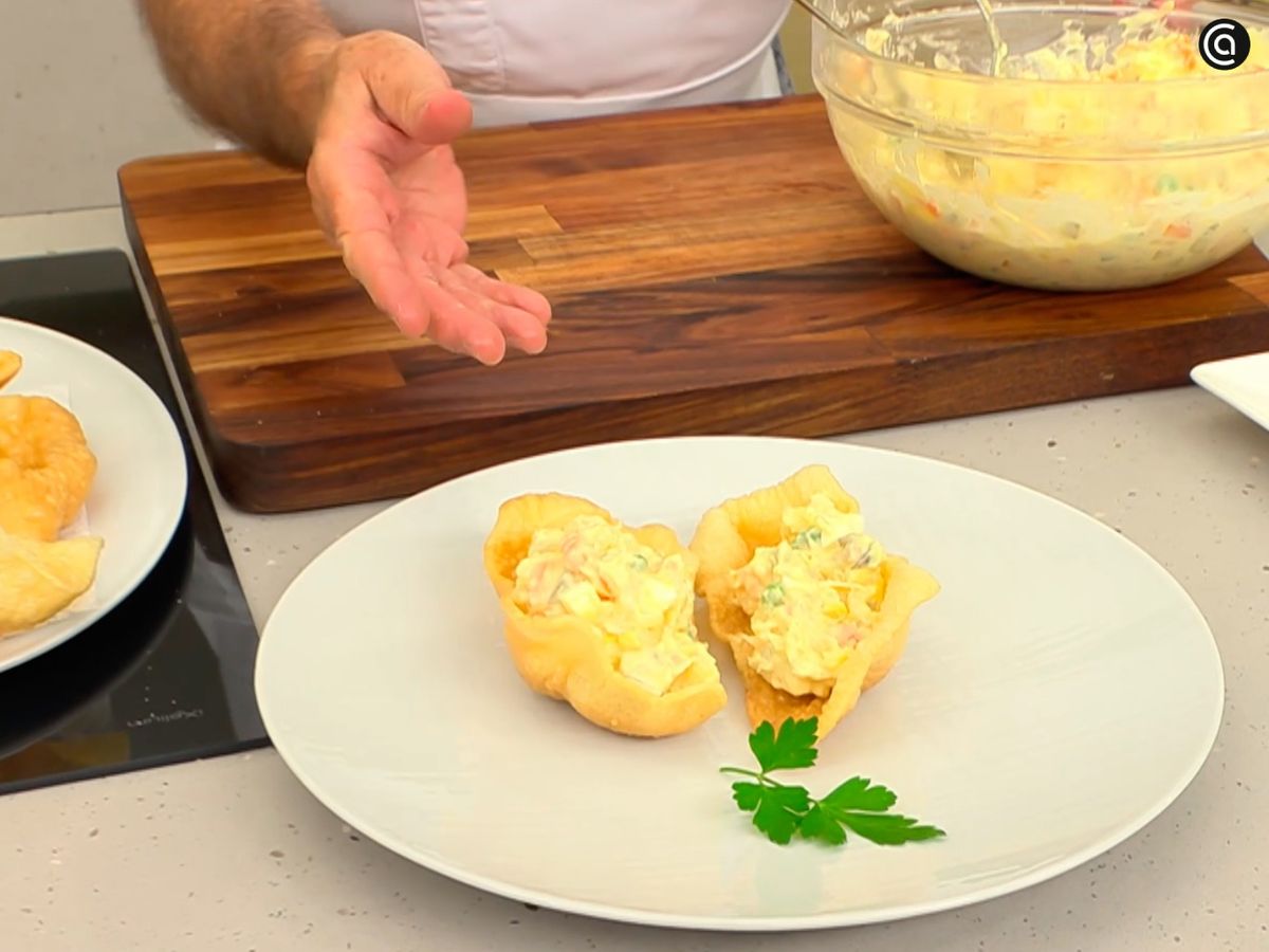 Pon un poco de ensaladilla sobre cada palomita frita