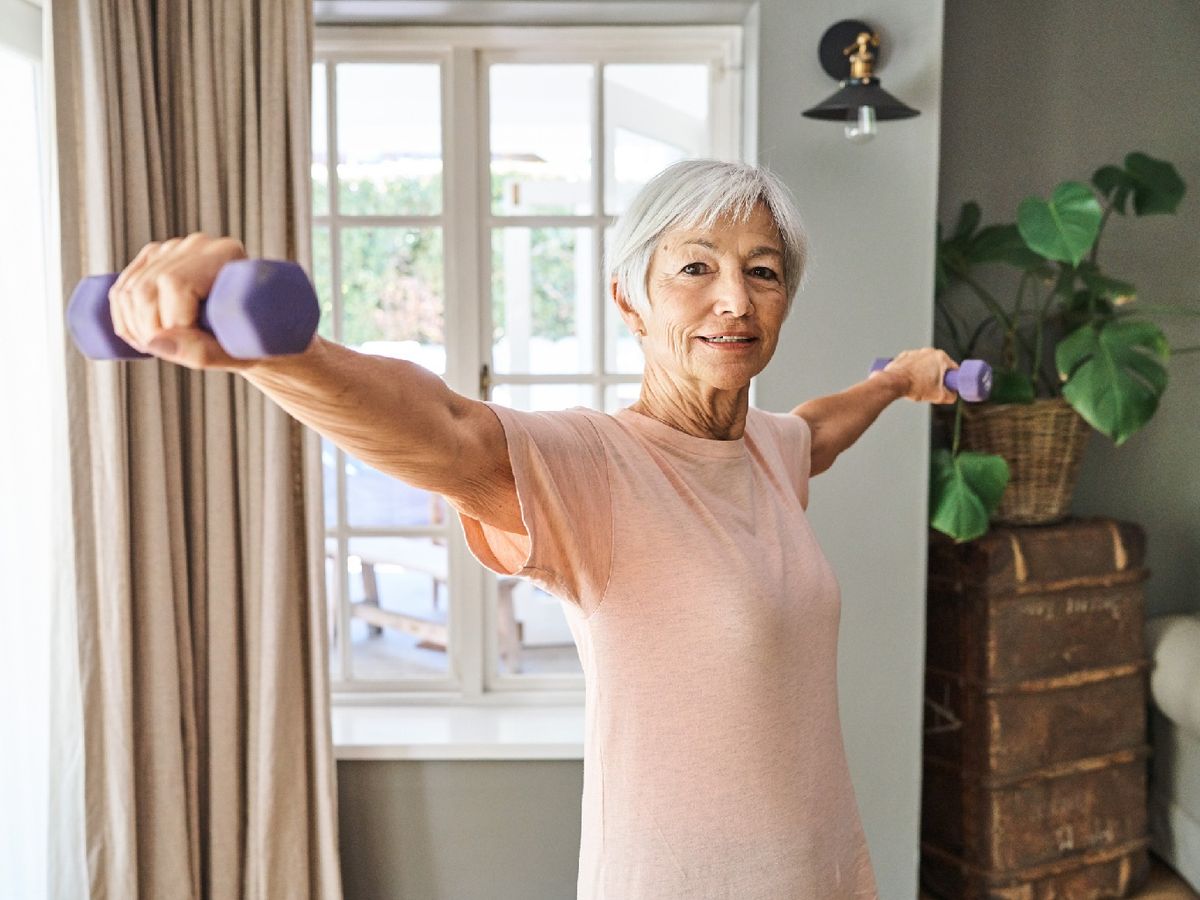 Ejercicios de elevaciones laterales con mancuernas