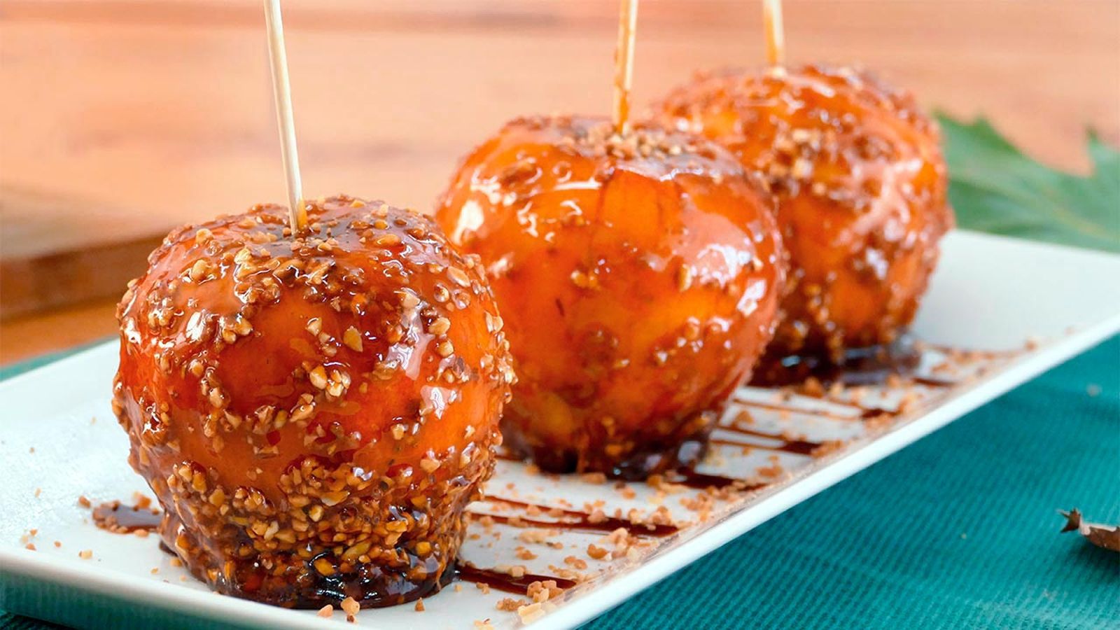 Recetas de Halloween para niños manzanas de caramelo crujientes Recetas de Halloween para niños manzanas de caramelo crujientes