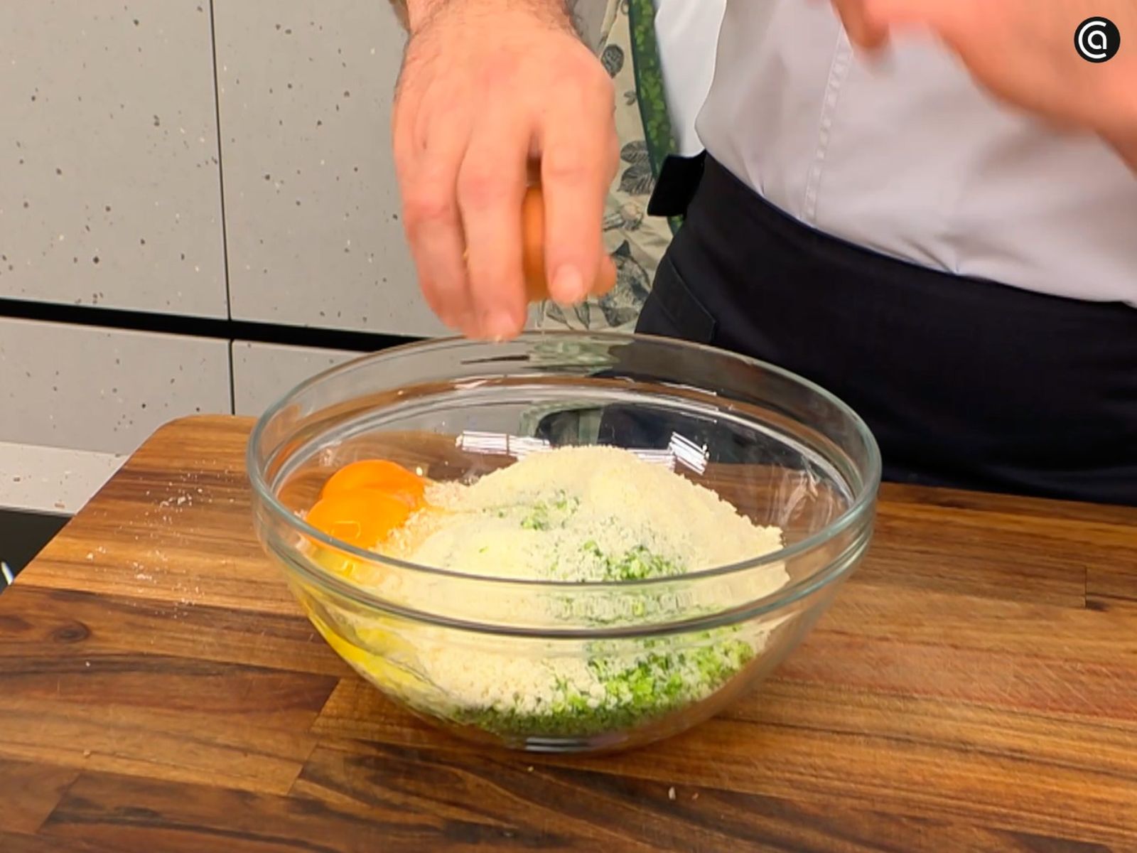 En un recipiente, mezcla el pollo con el brócoli, añade el queso y los huevos