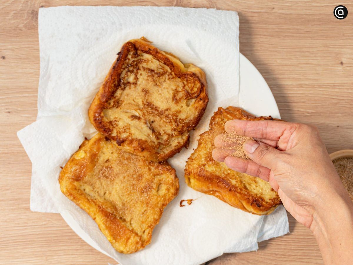 Mezcla canela en polvo con azúcar y espolvorea sobre las torrijas de horchata
