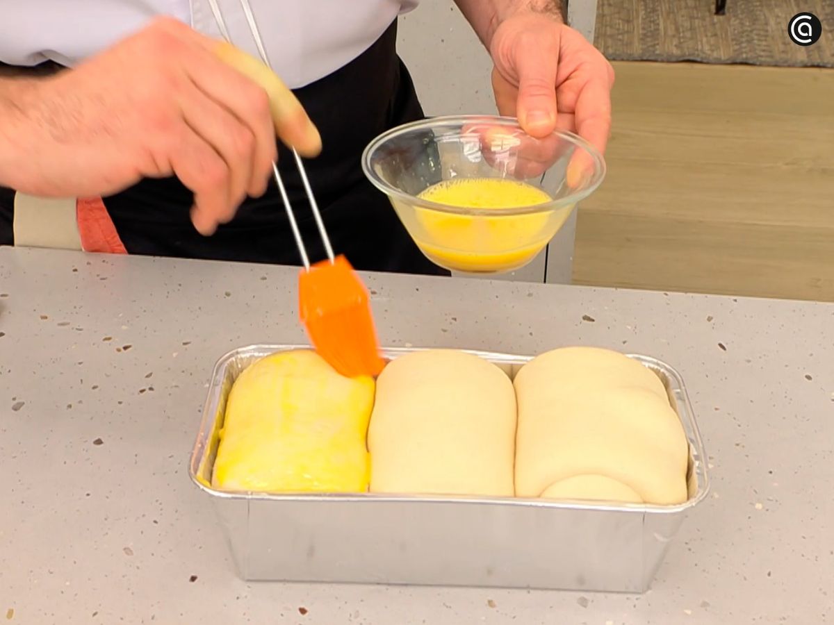 Unta el pan con huevo batido antes de hornear