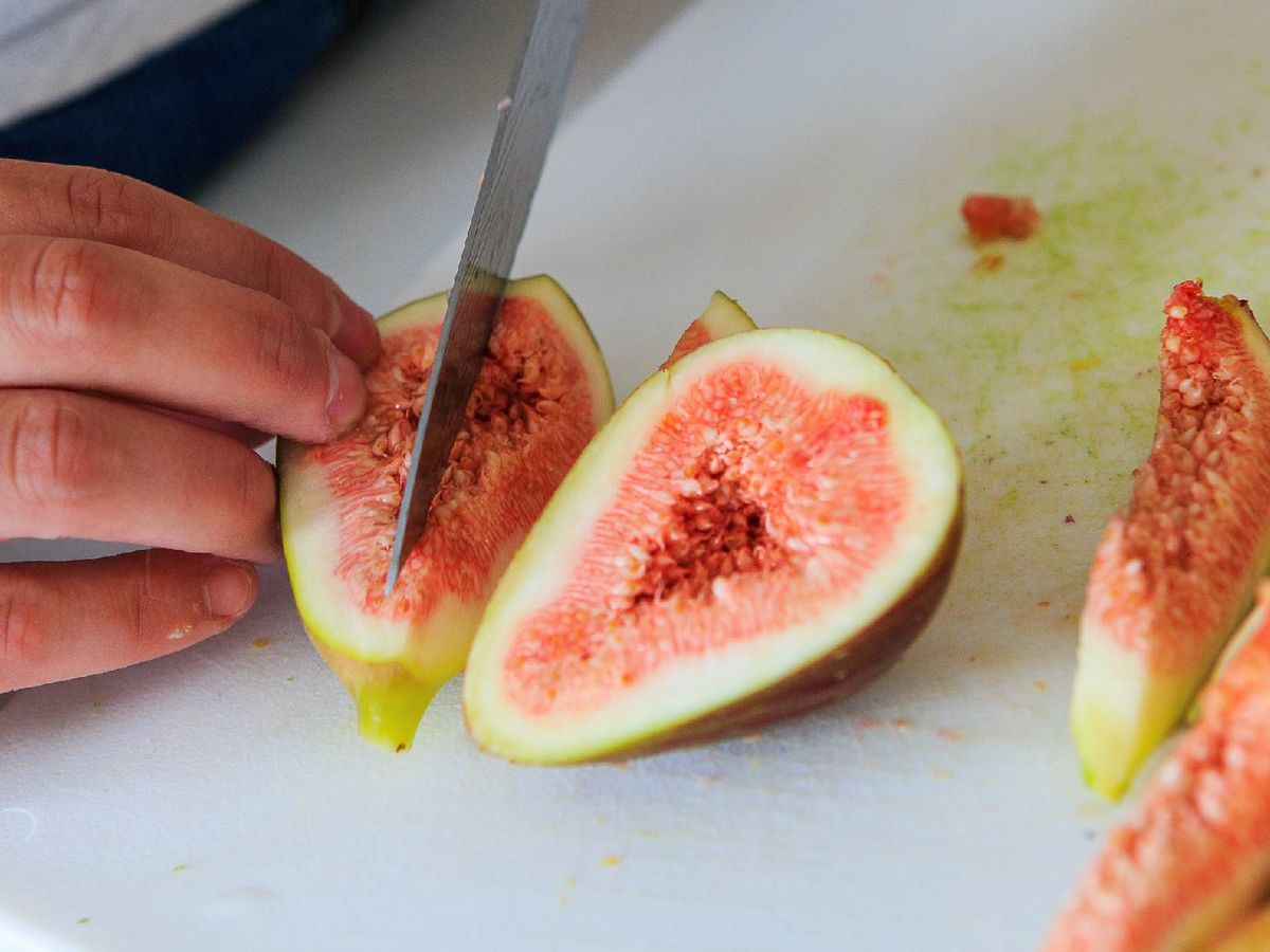Otra opción es partir los higos y extraer la pulpa con una cucharilla