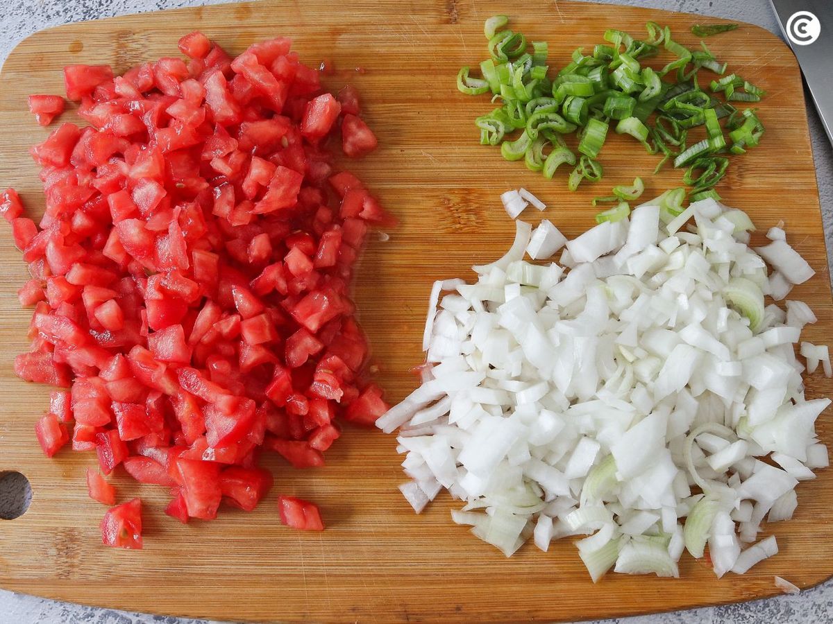 Picar las verduras para los huevos pericos