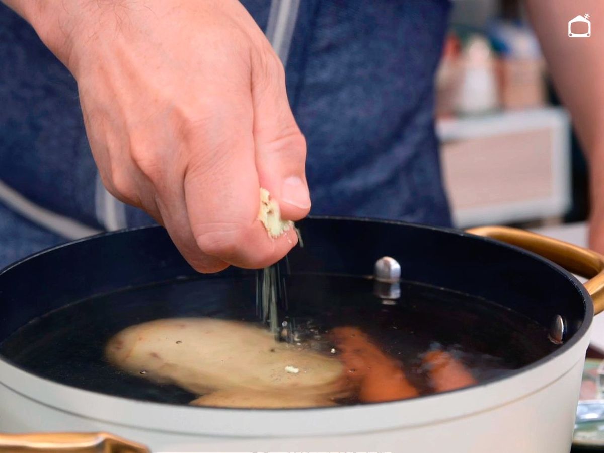 Añadir una pastilla de Avecrem pollo al agua de cocción de las patatas y zanahorias