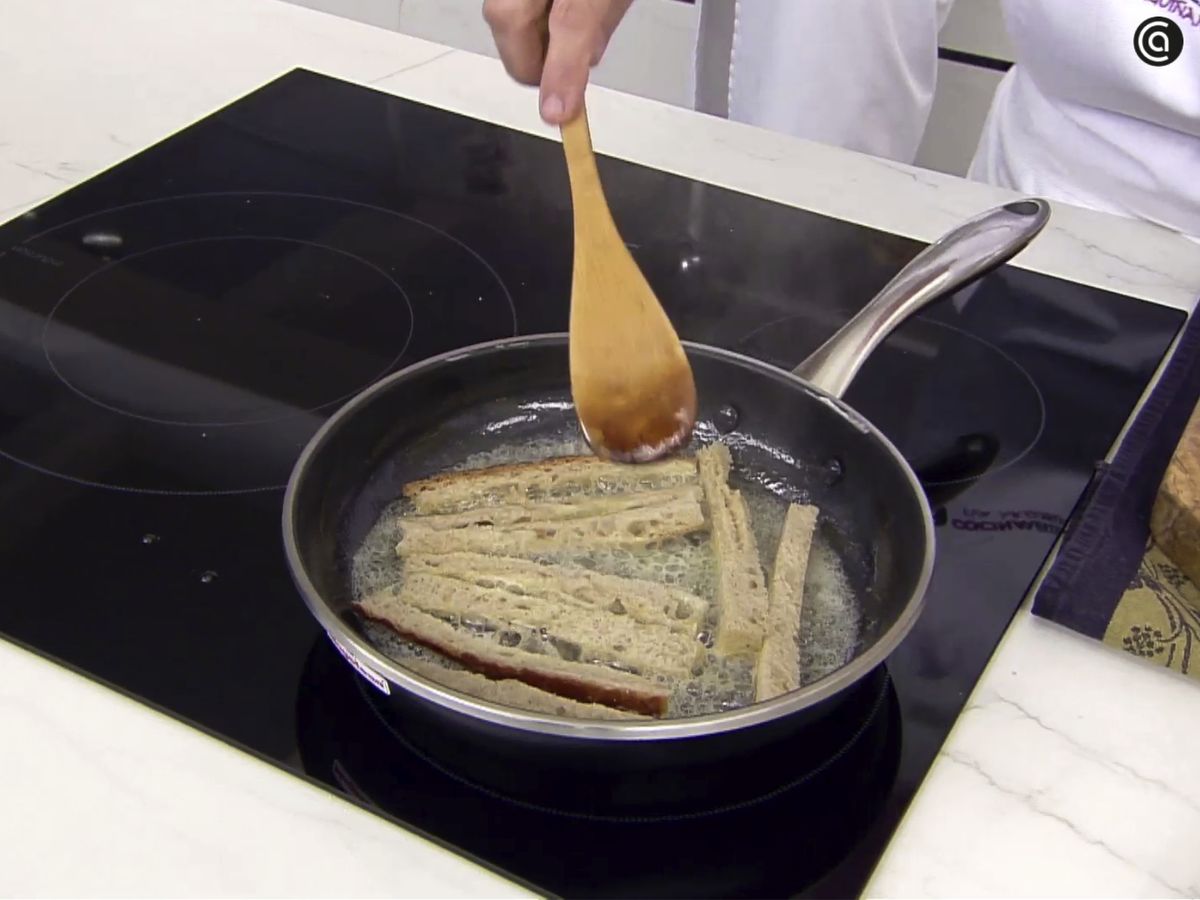 Fríe los bastones de pan en mantequilla