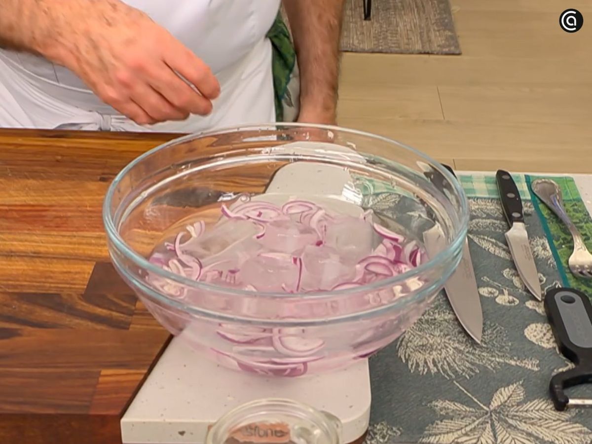 Remoja la cebolla morada en un bol con agua y hielos