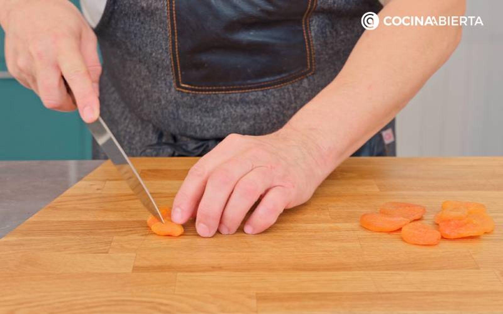 Elaboración de la receta de pollo con orejones y ciruelas - Corta los orejones y las ciruelas pasas Elaboración de la receta de pollo con orejones y ciruelas - Corta los orejones y las ciruelas pasas