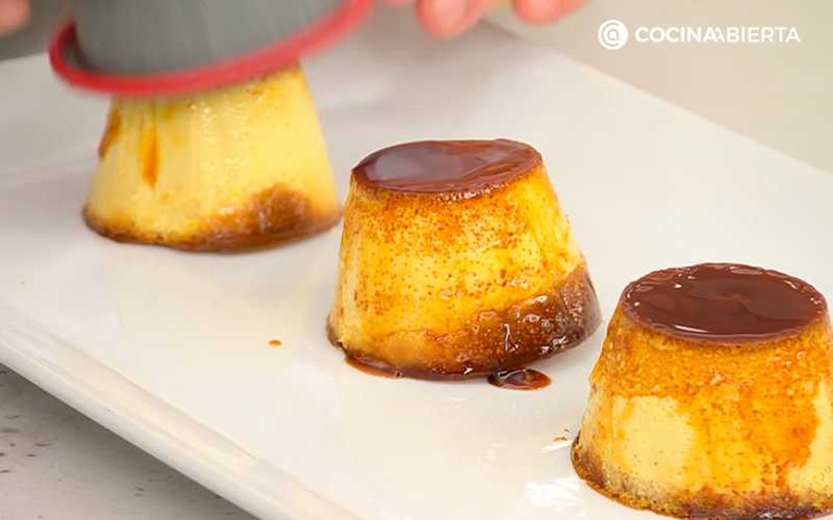 Desmolda el flan de turrón