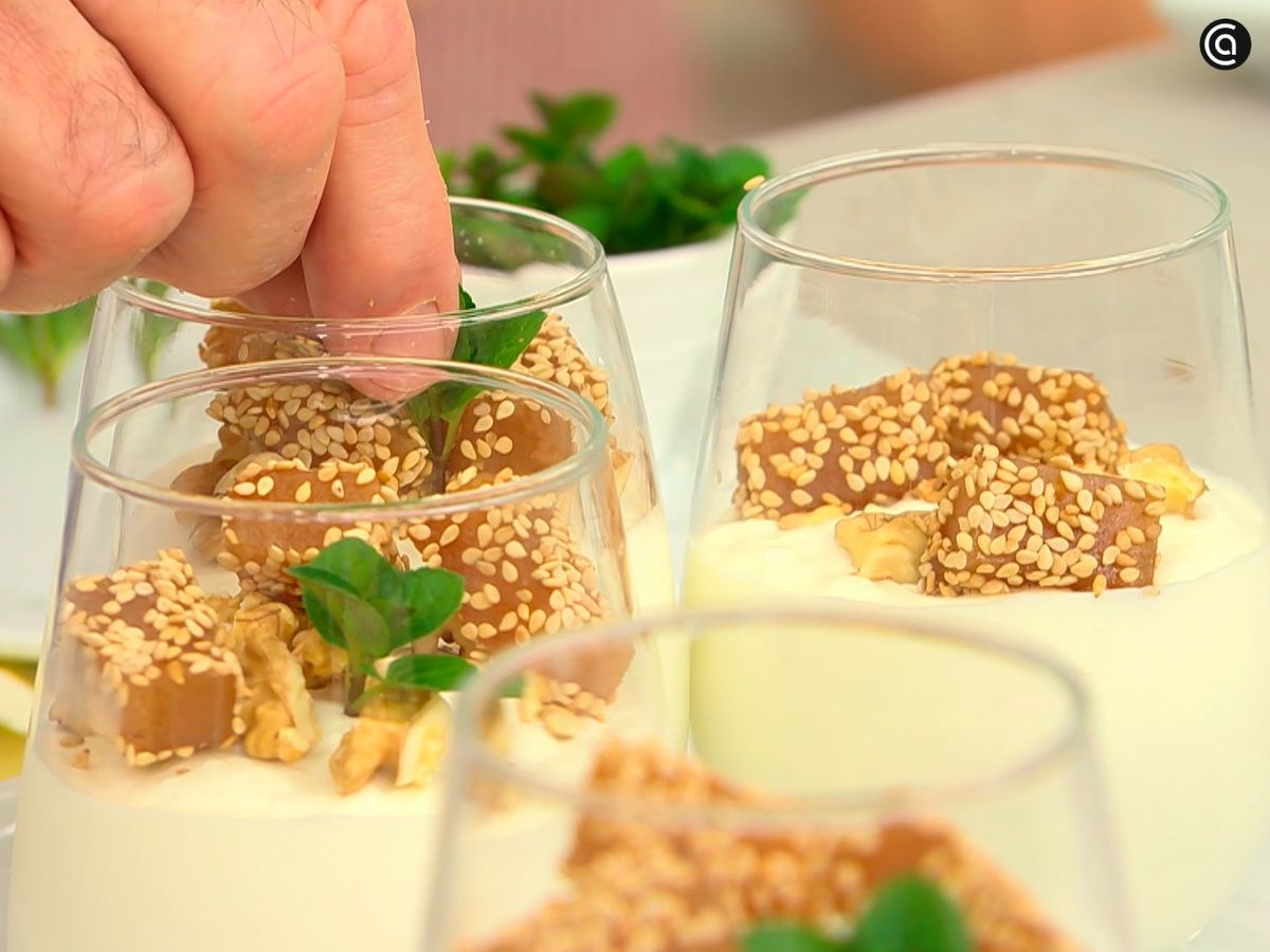 Acompaña la mousse de yogur y queso fresco con dados de membrillo y nueces