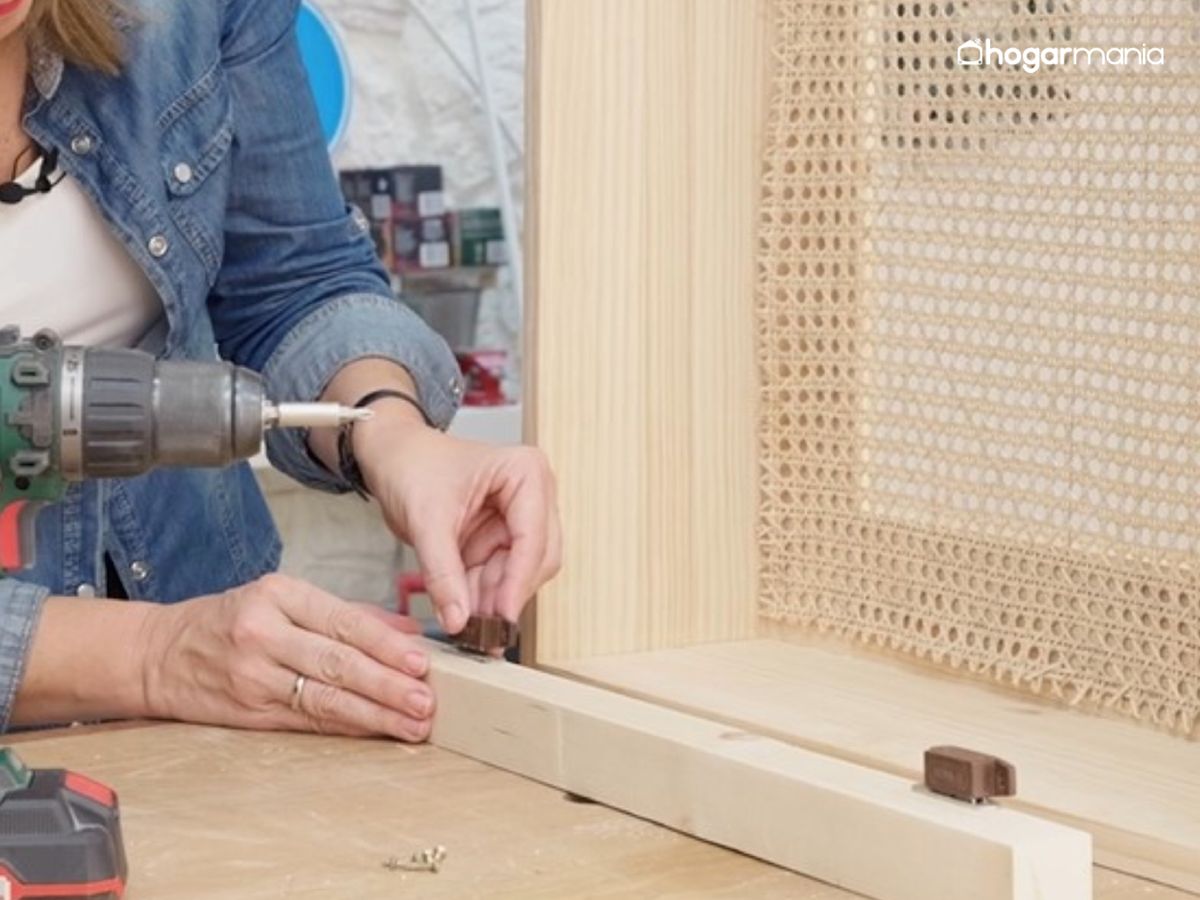 Las escuadras refuerzan la estructura y garantizan durabilidad.