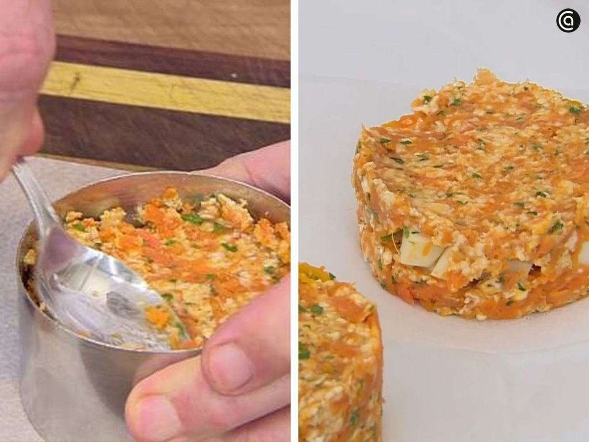 Rellena el aro hasta la mitad, añade los daditos de queso y termina de rellenar con la masa